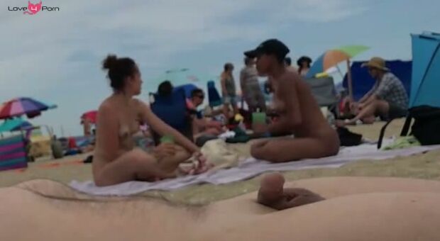 Un homme sur une plage naturiste ejacule
