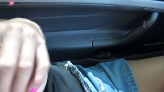 Francaise se masturbe et squirt dans la voiture