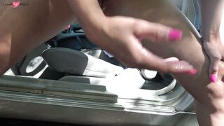 Francaise se masturbe et squirt dans la voiture