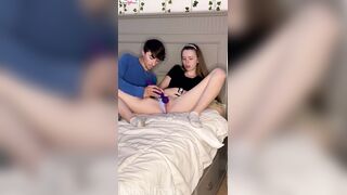 Surprise en train de se masturber il la baise hard