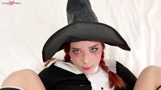 Jeune fille en costume de fee suce une bite et se fait sodomiser