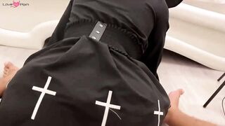 Jeune fille en costume de fee suce une bite et se fait sodomiser