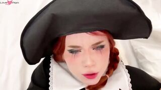 Jeune fille en costume de fee suce une bite et se fait sodomiser