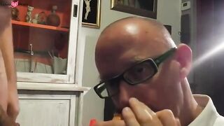Saugender Nachbar: Amateur-Blowjob von einem Muskelprotz