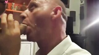 Saugender Nachbar: Amateur-Blowjob von einem Muskelprotz