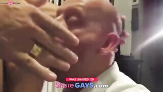 Saugender Nachbar: Amateur-Blowjob von einem Muskelprotz