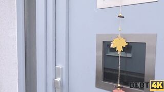 DEBT4k. Das junge arbeitslose Mï¿½dchen ist bereit, fï¿½r ihre neuen Kleider zu ficken