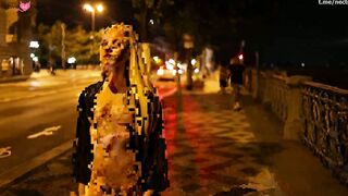 Un amateur tatoue et excite s assoit sur un jouet sexuel