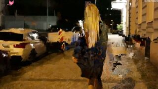 Un amateur tatoue et excite s assoit sur un jouet sexuel