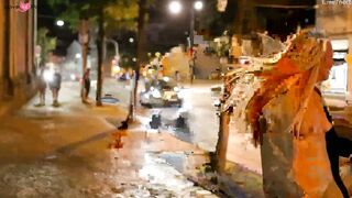 Un amateur tatoue et excite s assoit sur un jouet sexuel