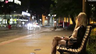 Un amateur tatoue et excite s assoit sur un jouet sexuel