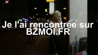 Une belle blonde exhibitionniste se promene nue dans les rues