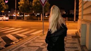 Une belle blonde exhibitionniste se promene nue dans les rues