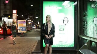 Une belle blonde exhibitionniste se promene nue dans les rues