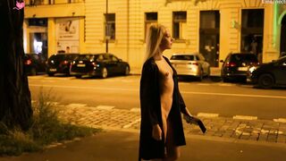 Une belle blonde exhibitionniste se promene nue dans les rues