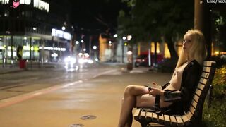 Une belle blonde exhibitionniste se promene nue dans les rues