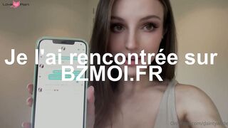Une jolie fille se masturbe pratiquement partout