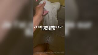 Une salope avec des nattes suce et aspire la bite