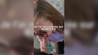 Magnifique blonde qui suce en exterieur