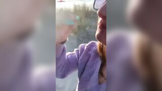 Magnifique blonde qui suce en exterieur