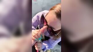 Magnifique blonde qui suce en exterieur