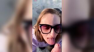 Magnifique blonde qui suce en exterieur