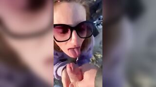 Magnifique blonde qui suce en exterieur