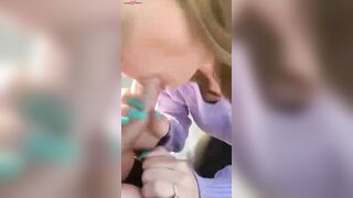 Magnifique blonde qui suce en exterieur