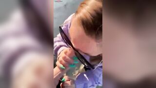 Magnifique blonde qui suce en exterieur