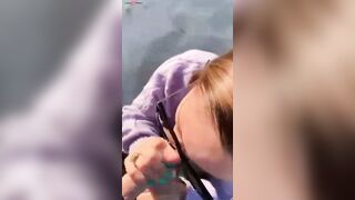 Magnifique blonde qui suce en exterieur