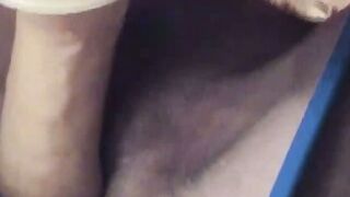 Mature en bas noirs se masturbe avec son gode realiste
