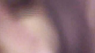 Mature en bas noirs se masturbe avec son gode realiste