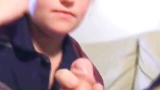 Svensk amatör ger ansiktsbehandling åt äldre man