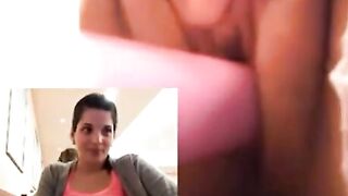 Jeune fille se masturbe dans un restaurant mcdo