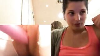 Jeune fille se masturbe dans un restaurant mcdo