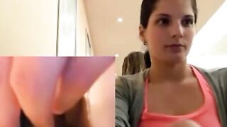 Jeune fille se masturbe dans un restaurant mcdo