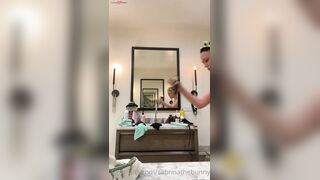 Sabrinathebunny nous montre sa routine de bain et de danse