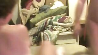 Vieux couple font venir un jeune pour que mamie se fasse baiser