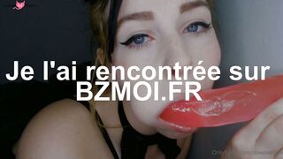 Cette fille utilisera son vibromasseur pour bien se stimuler
