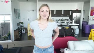 Cette belle blonde prend une grosse bite et jouit