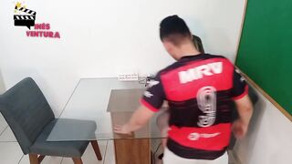 Volta as aulas aluno apresenta sua pica a professora
