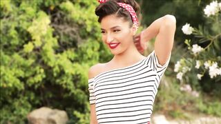 Emily Willis plays with her twat while inside the picnic venue