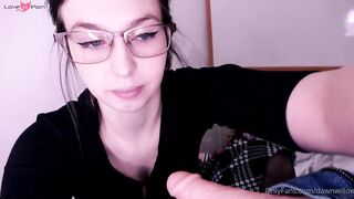 L enseignante en ligne dawn willow suce et chevauche un godemiche