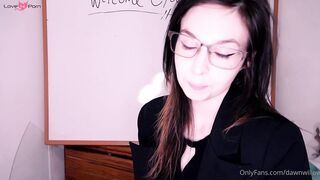 L enseignante en ligne dawn willow suce et chevauche un godemiche