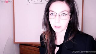 L enseignante en ligne dawn willow suce et chevauche un godemiche