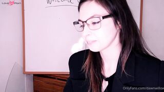 L enseignante en ligne dawn willow suce et chevauche un godemiche