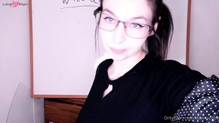 L enseignante en ligne dawn willow suce et chevauche un godemiche