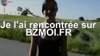 Plan cul dans la nature avec une jeunette coquine