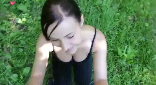 Plan cul dans la nature avec une jeunette coquine