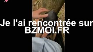 Soumise cagoulee et attachee suce son maitre dans les bois